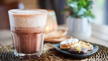 Kakao steht auf dem Tisch mit Kekse