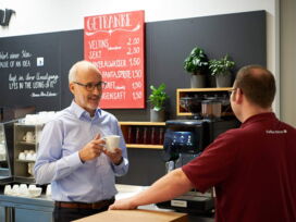 Servicetechniker von Kaffee Partner ist im Gespräch mit Kunden