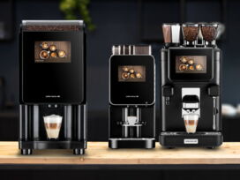 Drei Kaffeevollautomaten stehen nebeneinander auf Tisch