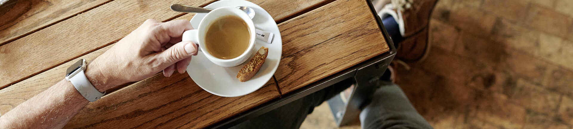 Kaffee Crema im Café trinken
