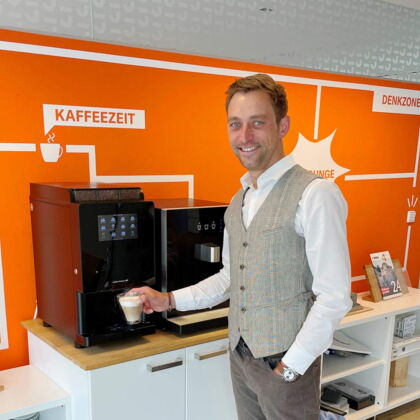 Kunde Jenewein Bau-GesmbH mit Kaffeeautomat von Kaffee Partner