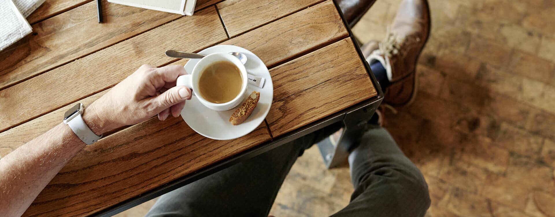 Kaffee Crema im Café trinken